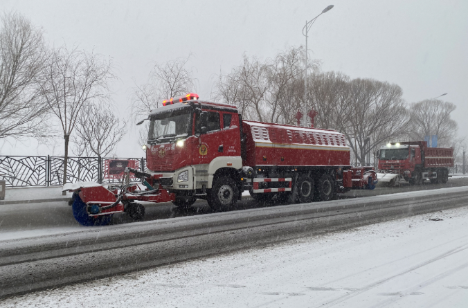 尊龙凯时官方环境除冰雪装备全力投入破冰作业，助力北京道路交通安全